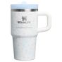 Farbmuster für Stanley 1913 Stanley 1913 x LoveShackFancy Quencher® ProTour Tumbler 0.59L in Coquette Bow - Winter Ice | Vorderseite Anzeigen