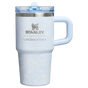 Farbmuster für Stanley 1913 Stanley 1913 x LoveShackFancy Quencher® ProTour Tumbler 0.59L in Toscana Toile - Alpine Blue | Vorderseite Anzeigen