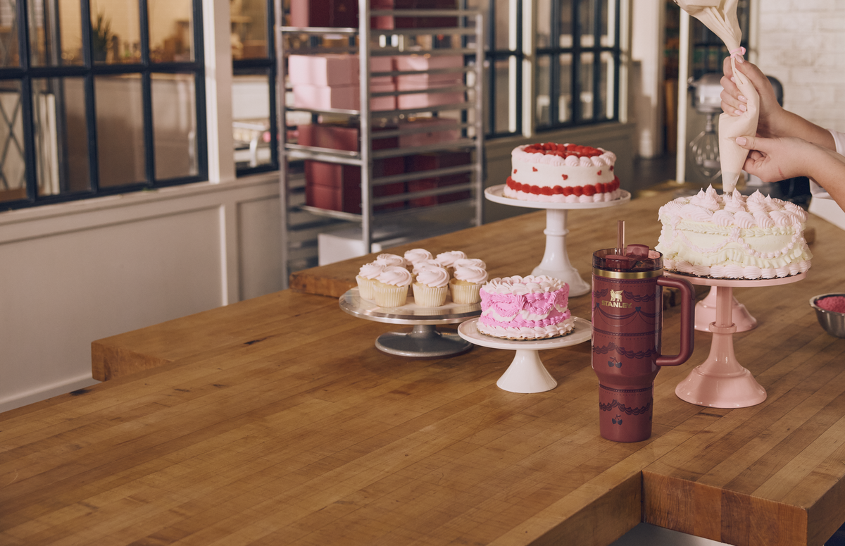 Stanley 1913 Quencher® H2.0 FlowState™ Tumbler 1.18L w Red Velvet Cake | View 3
