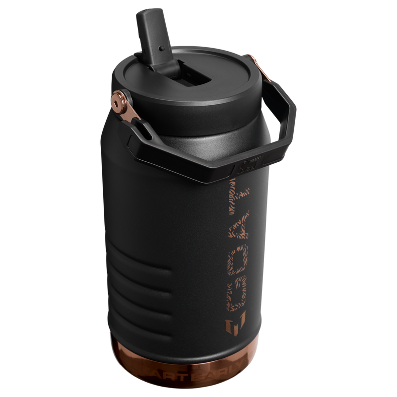 Stanley 1913 Messi x Stanley 1913 IceFlow™ Flip Straw Jug 1.9L dans Messi GOAT Black | Retour Afficher