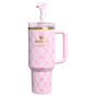 Farbmuster für Stanley 1913 Stanley 1913 x LoveShackFancy Quencher® H2.0 FlowState™ Tumbler 1.18L in Baby Bow - Peppermint Pink | Vorderseite Anzeigen