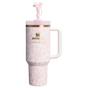 Farbmuster für Stanley 1913 Stanley 1913 x LoveShackFancy Quencher® H2.0 FlowState™ Tumbler 1.18L in Coquette Bow - Chantilly | Vorderseite Anzeigen