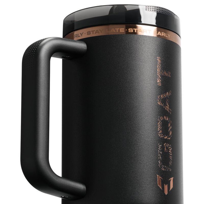 Stanley 1913 Messi x Stanley 1913 Quencher® ProTour Flip Straw Tumbler 1.18L dans Messi GOAT Black | Détaillé Afficher