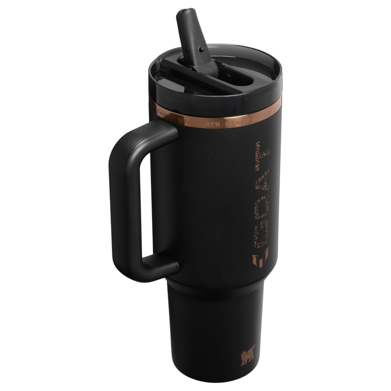 Stanley 1913 Messi x Stanley 1913 Quencher® ProTour Flip Straw Tumbler 1.18L dans Messi GOAT Black | Retour Afficher