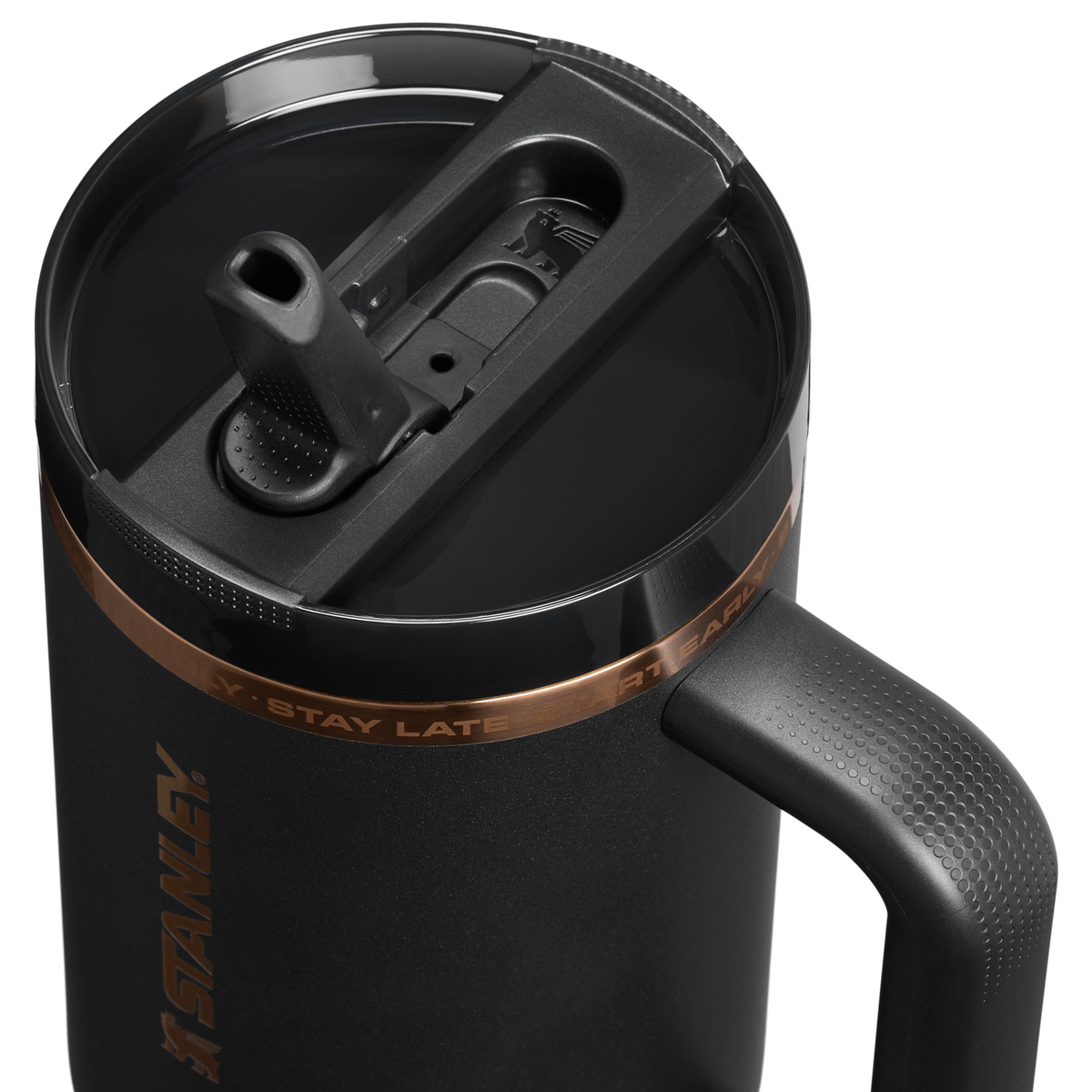 Stanley 1913 Messi x Stanley 1913 Quencher® ProTour Flip Straw Tumbler 1.18L dans Messi GOAT Black | Couvercle Détaillé Afficher