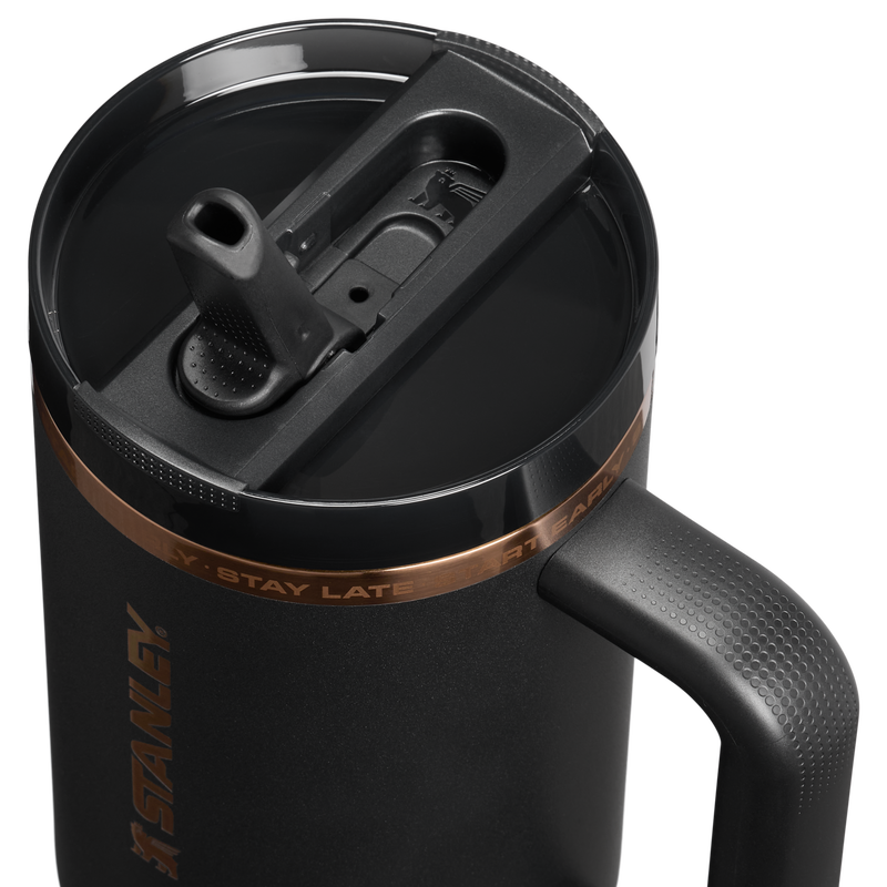 Stanley 1913 Messi x Stanley 1913 Quencher® ProTour Flip Straw Tumbler 1.18L dans Messi GOAT Black | Couvercle Détaillé Afficher