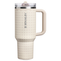 Campione per Stanley 1913 Quencher® ProTour Flip Straw Tumbler 1.18L in Sahara Rattan | Frontale Visualizza