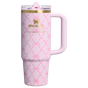 Campione per Stanley 1913 Stanley 1913 x LoveShackFancy Quencher® ProTour Tumbler 0.89L in Baby Bow - Peppermint Pink | Frontale Visualizza